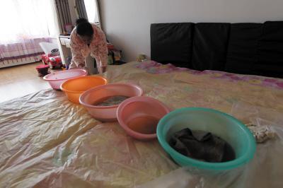 东港楼上漏水，住户失联，小区没物管，业主维权难！律师来支招……